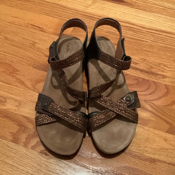 Taos Footwear Shoes Taos Sandals Poshmark